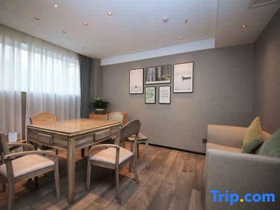 Ибинь: Yibin moon Peninsula Light Hotel(University City & Exhibition Center)