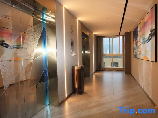 Ибинь: Yibin moon Peninsula Light Hotel(University City & Exhibition Center)