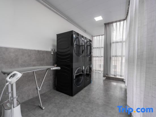 Ибинь: Yibin moon Peninsula Light Hotel(University City & Exhibition Center)