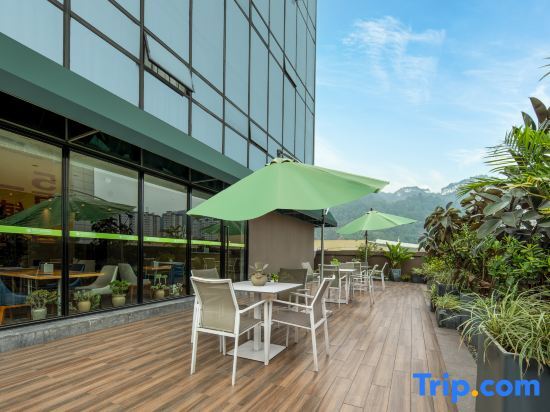 Ибинь: Yibin moon Peninsula Light Hotel(University City & Exhibition Center)