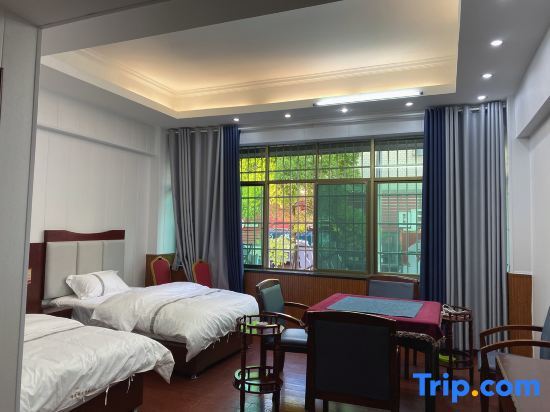 Йиян: Dijing Holiday Inn