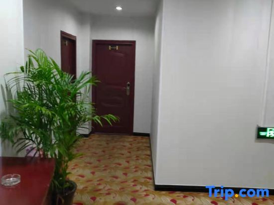 Йиян: Dijing Holiday Inn