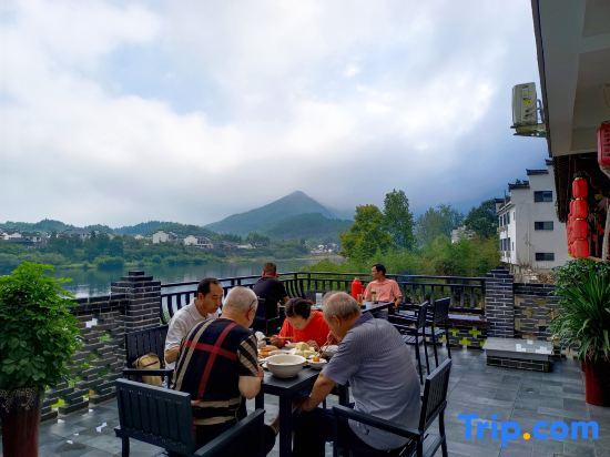 Хуаншань: Taohuatan River View Pool Yulongtanpan Inn