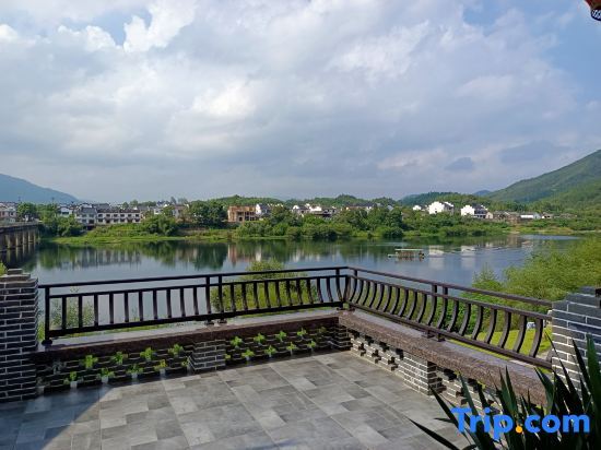 Хуаншань: Taohuatan River View Pool Yulongtanpan Inn