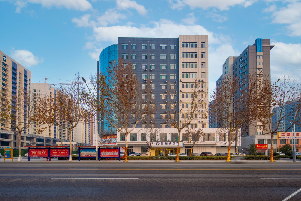 Цзинин: Starway Hotel (Jiaxiang high-speed railway station stone sculpture square shop)