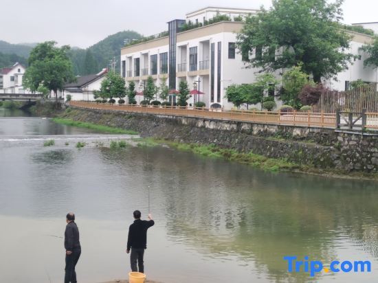 Хучжоу: Lanting Creek bank · River · Fishing · Family Homestay