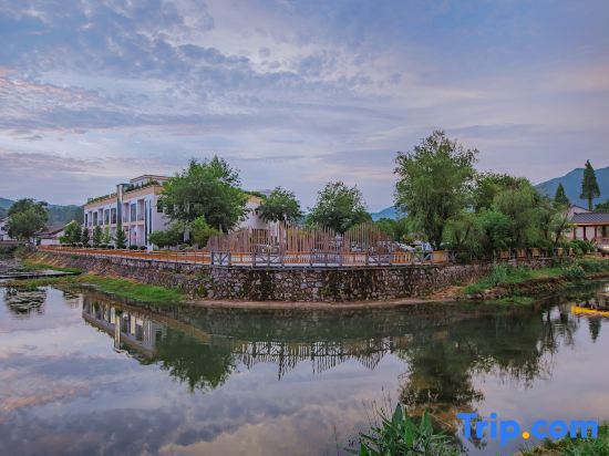 Хучжоу: Lanting Creek bank · River · Fishing · Family Homestay