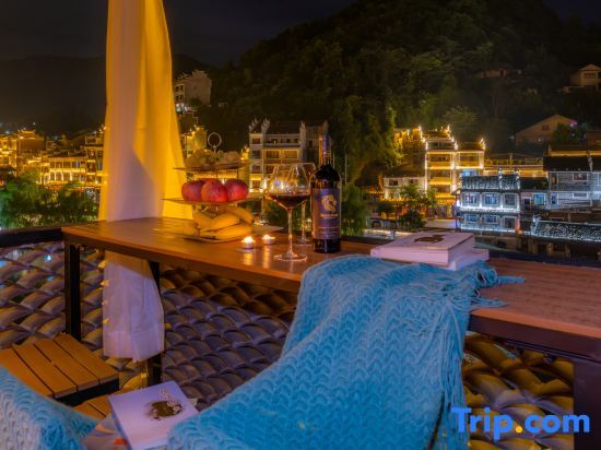 Уян: Riverside courtyard of Luan Xiyin mountain, Zhenyuan