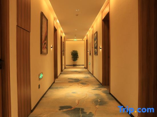 Кюнес: Nalati Bairui Linyin Hotel