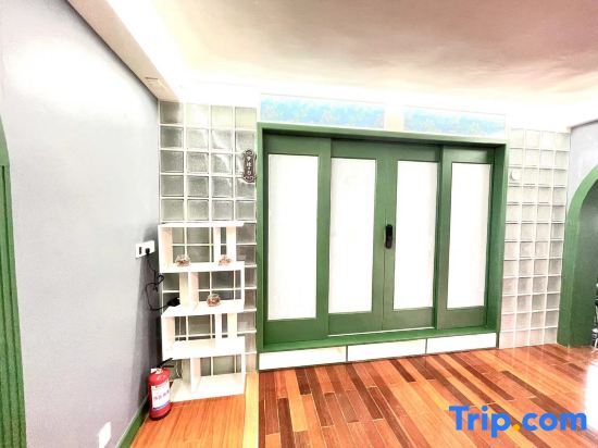 Шанхай: Shanghai Shikumen culture homestay (Zhengtong Road store)