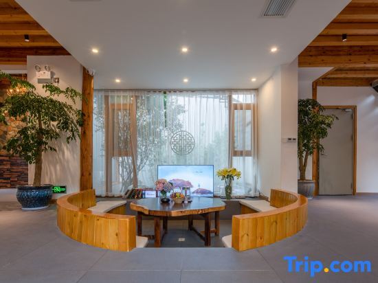 Лицзян: lijiang Nanting. Wind courtyard by stream