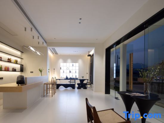 Шанграо: Three Lives and One Residence in Huangling, (Huangling Scenic Area Store)