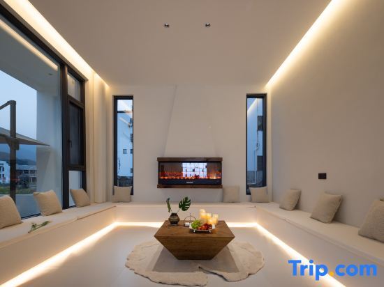 Шанграо: Three Lives and One Residence in Huangling, (Huangling Scenic Area Store)