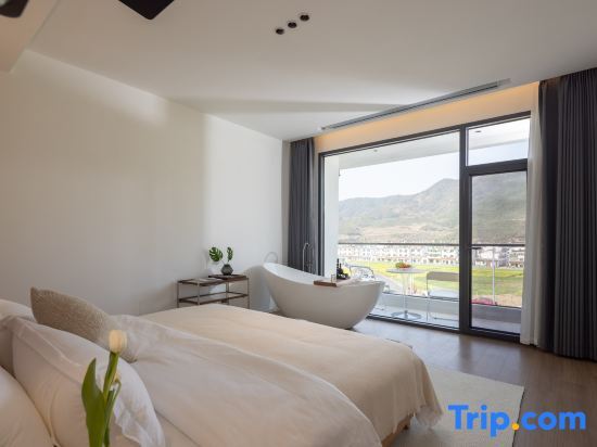 Шанграо: Three Lives and One Residence in Huangling, (Huangling Scenic Area Store)