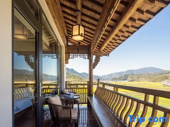 Шанграо: Three Lives and One Residence in Huangling, (Huangling Scenic Area Store)