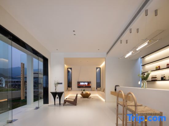 Шанграо: Three Lives and One Residence in Huangling, (Huangling Scenic Area Store)