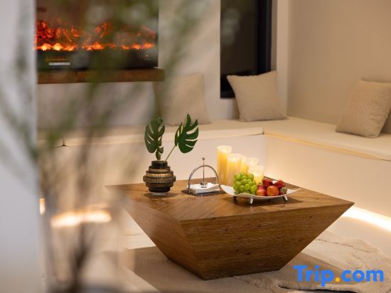 Шанграо: Three Lives and One Residence in Huangling, (Huangling Scenic Area Store)