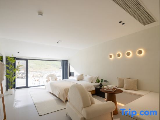 Шанграо: Three Lives and One Residence in Huangling, (Huangling Scenic Area Store)