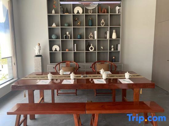 Шанграо: Three Lives and One Residence in Huangling, (Huangling Scenic Area Store)
