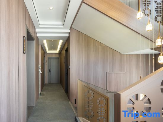 Шанграо: Three Lives and One Residence in Huangling, (Huangling Scenic Area Store)