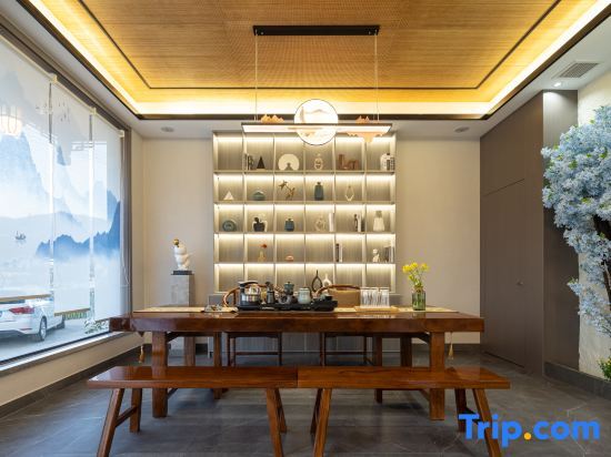 Шанграо: Three Lives and One Residence in Huangling, (Huangling Scenic Area Store)