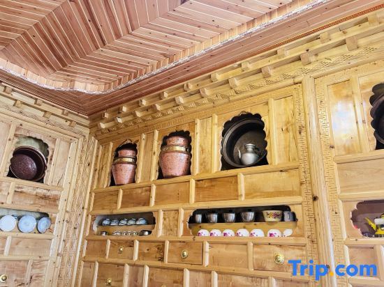 Шангри-Ла: Rockland Meisu Hotel (Daocheng Yading Scenic Area Visitor Center)