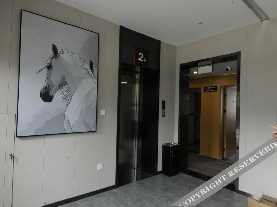 Лоян: Junyi chain hotel (Xin'an Vocational Education Center store)