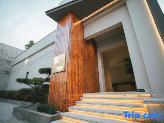 Лоян: The courtyard at the foot of Longmen Mountain in Chunxuan Homestay