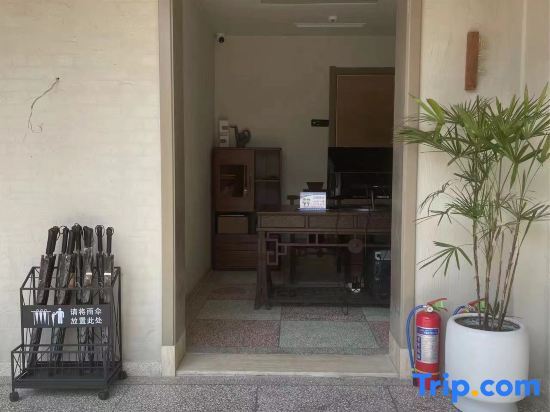 Лоян: The courtyard at the foot of Longmen Mountain in Chunxuan Homestay