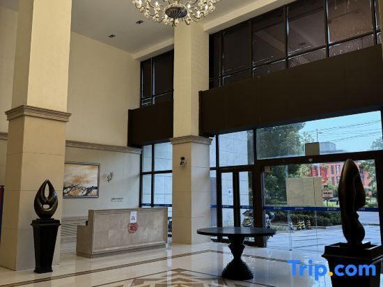 Шанхай: Light Luxury Apartment