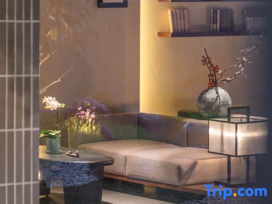 Шаоксинг: Hometown Famous Hotels in the Ancient City (Lu Xun’s Hometown Cangqiao Zhijie Store, Shaoxing)