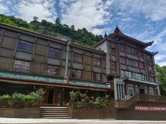 Шиянь: Tai Chi Courtyard