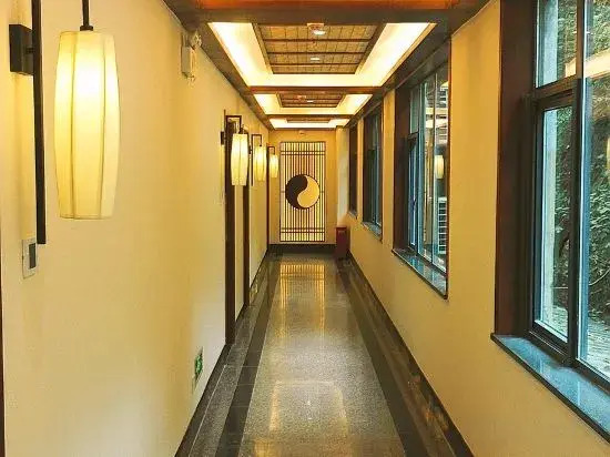 Шиянь: Tai Chi Courtyard