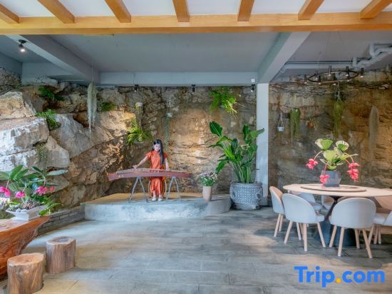 Синъи: Xingyi Wanfenglin Ruhuazaoye Homestay (Baguatian Observation Deck)