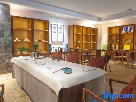 Синъи: Mingjing International Hotel