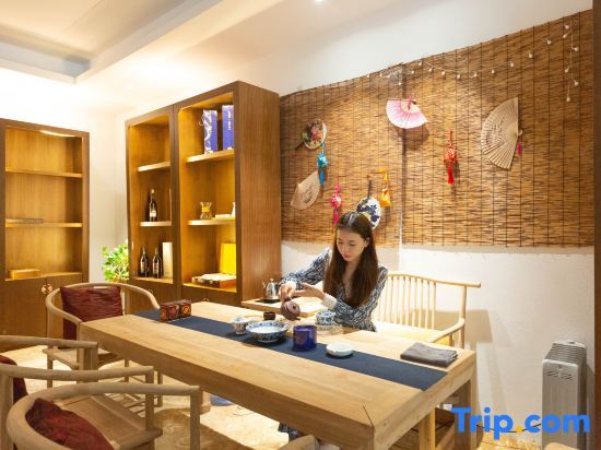 Синъи: Mingjing International Hotel