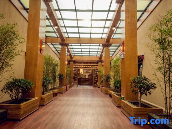 Шангри-Ла: Holy Lotus Tibetan courtyard Hotel