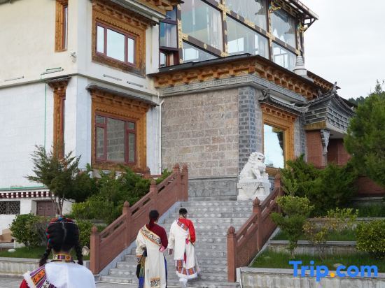 Шангри-Ла: Villafound Shangri-La Womasto Resort