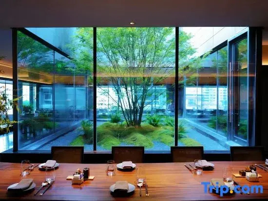 Шангри-Ла: Global 60,000 Miles International Hotel (Shangri-La Dukezong Ancient City)