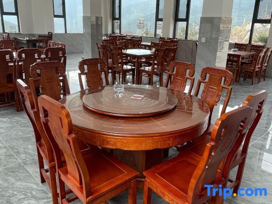 Шангри-Ла: Hutiaoxia Town High Road Hiking Start House