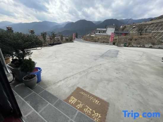 Шангри-Ла: Hutiaoxia Town High Road Hiking Start House