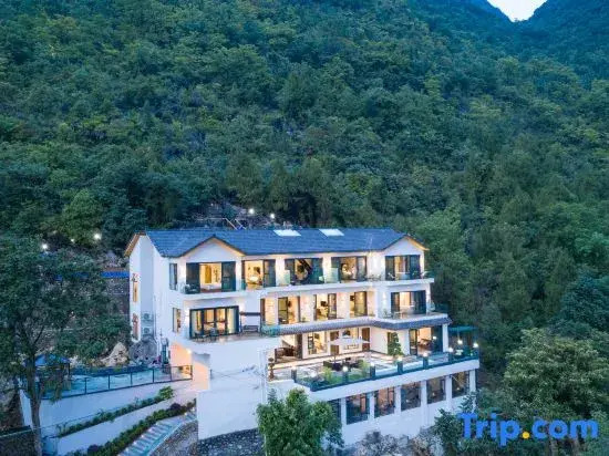 Синъи: Xingyi Wanfeng Linyue Qili Mountain and Homestay