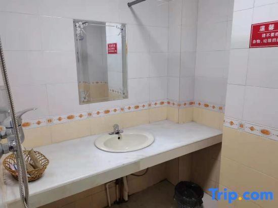 Юньфу: Luoding Huayuan Apartment