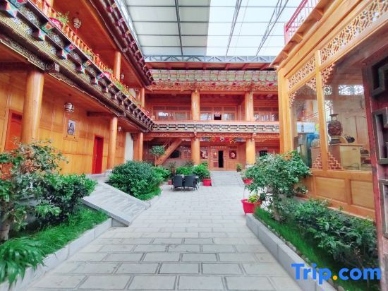 Шангри-Ла: Kazhubieyuan, Shangri La