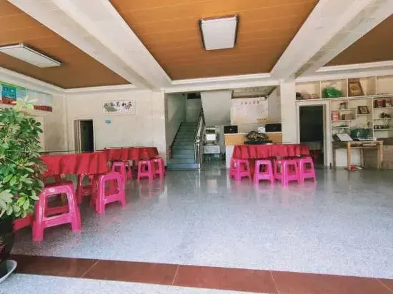Аньцин: Yuexi Hualintu Restaurant Homestay