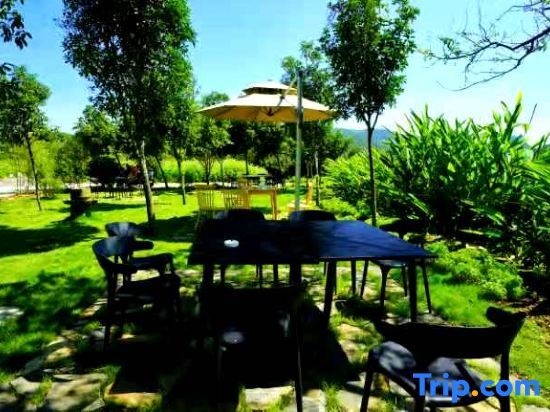 Синъи: Recreation and health resort courtyard