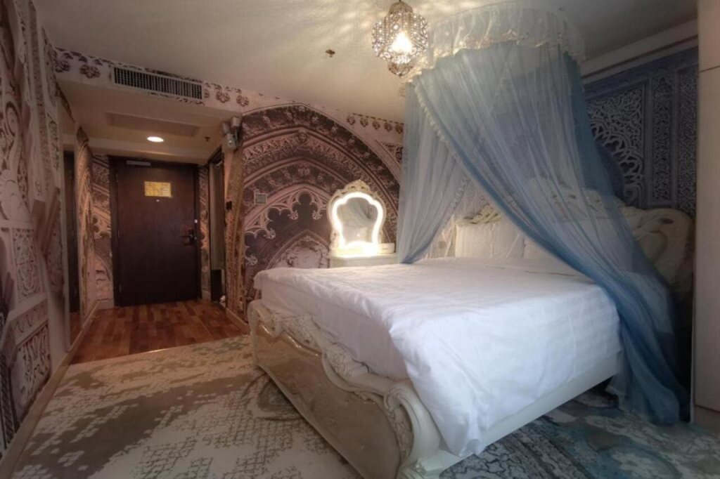 Гонконг: Hennessy Hotel