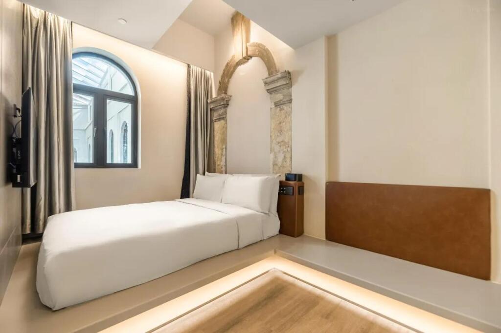 Шанхай: ZHotel The Somekh Building