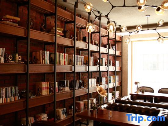Харбин: James Joyce Coffetel (Harbin Railway Station South Square Museum Subway Station)