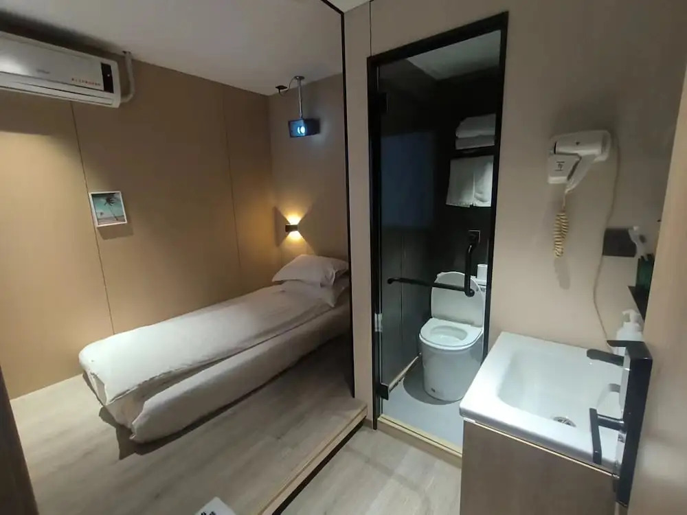 Шанхай: Captain No. 5 Youth Hotel